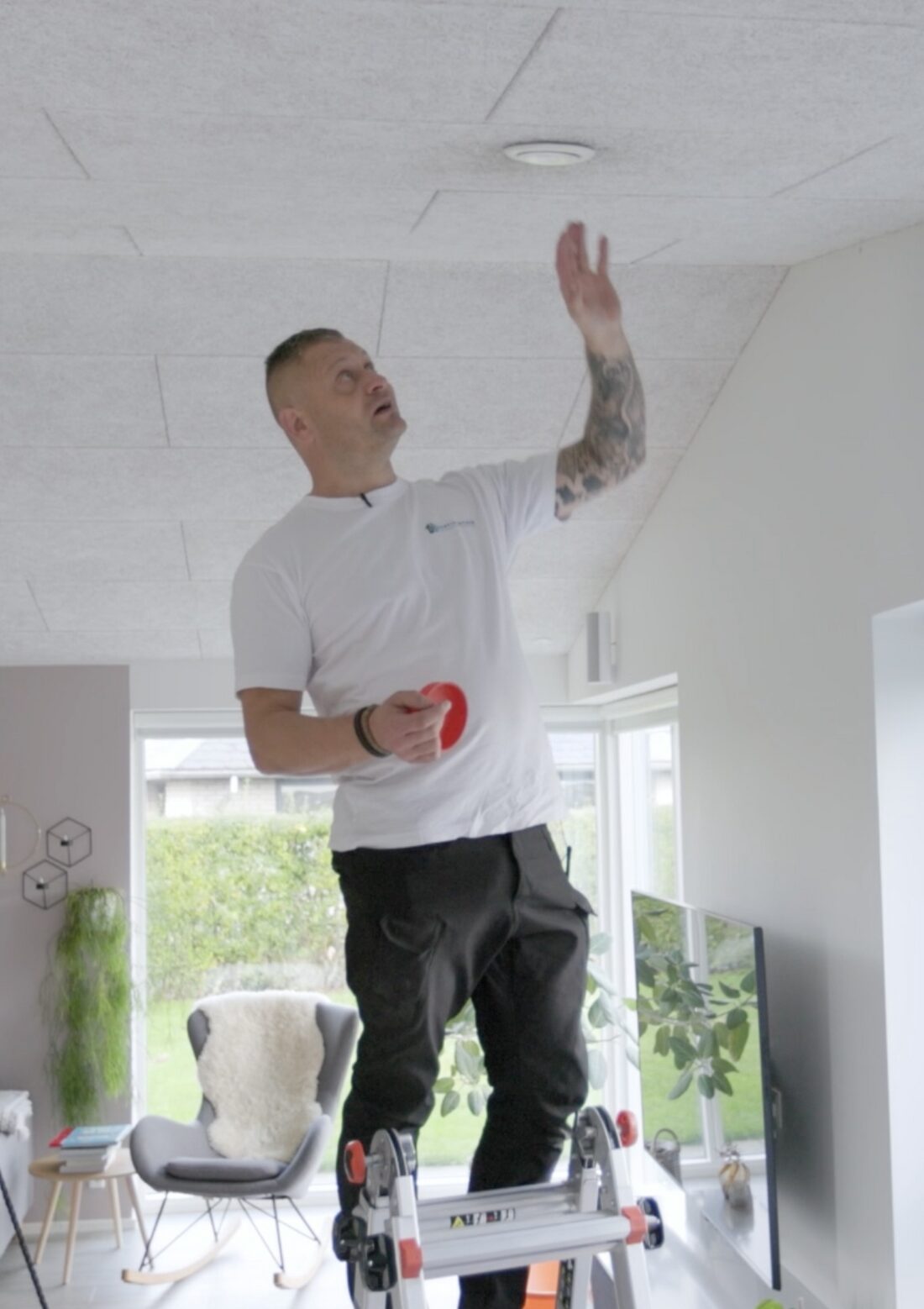 Andi fra Ventipartner på serviceeftersyn i en bolig i Bramming