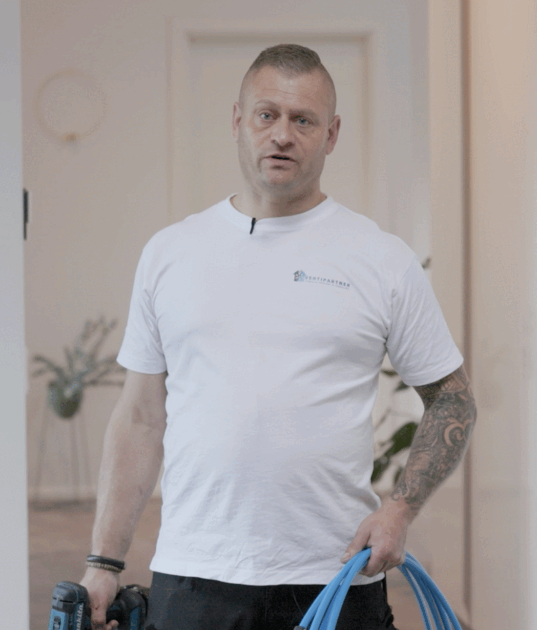 Andi installerer ventilationsanlæg