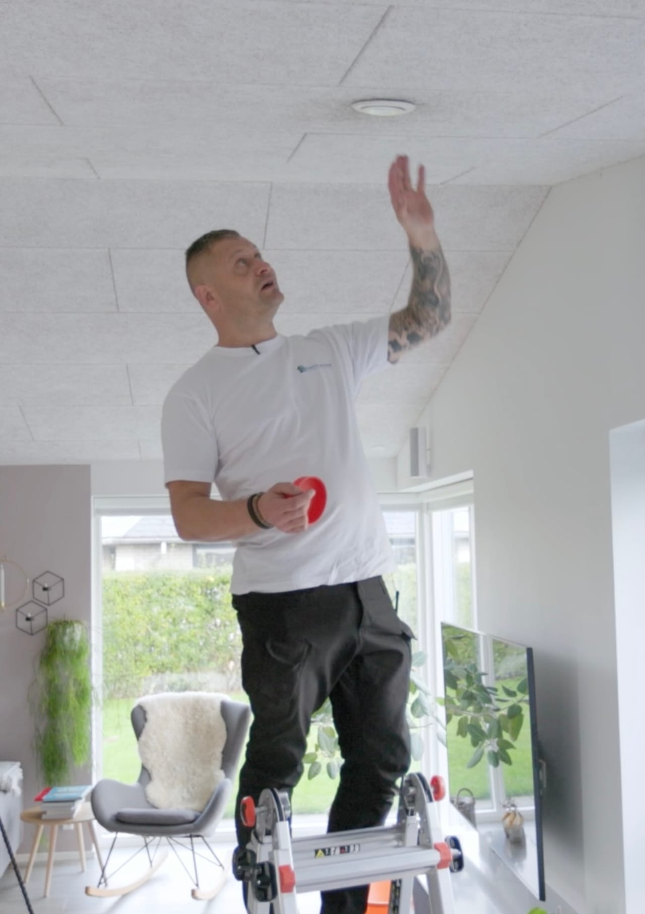 Andi fra Ventipartner tjekker en loftventil for at vurdere anlæggets stand