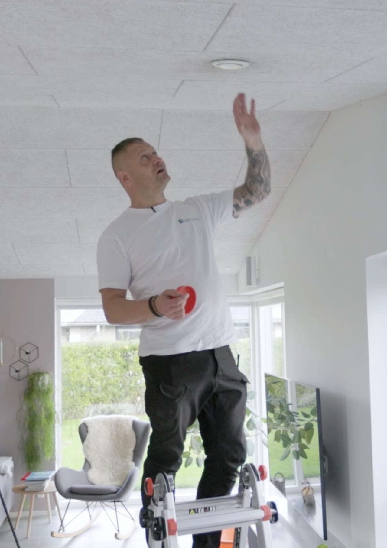 Andi fra Ventipartner tjekker en loftventil under en ventilationsrens